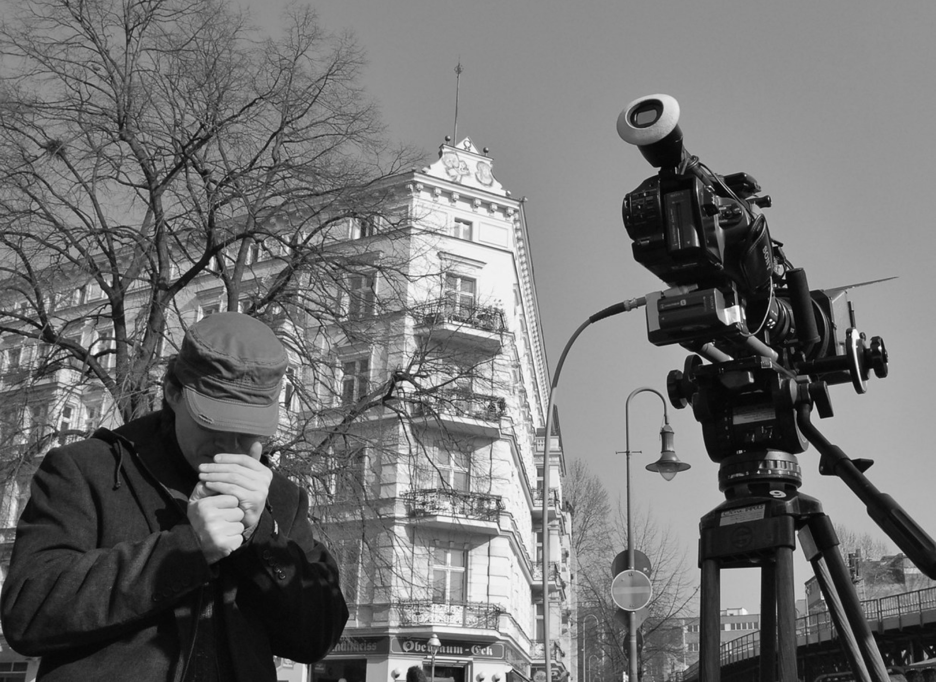 Abbildung von Director Sebastian Ugovsky-Strassburger on Set Making off